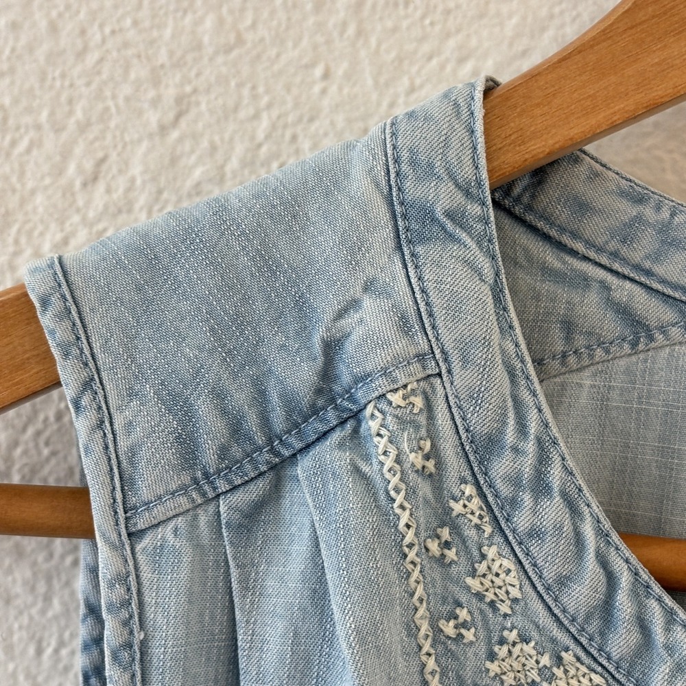 Eddie Bauer Chambray Shift Dress Womens 8 Blue Sleeveless Embroidered Preppy - Picture 4 of 12